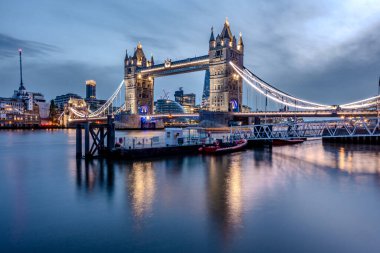 Akşam karanlığında ışıklar altında Londra Kule Köprüsü