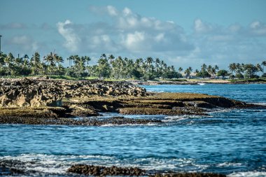 Güzel mavi gökyüzü ve kumsal sahneleri gizli kumsalda Oahu Hawaii