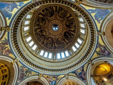 Londra Birleşik Krallık kentsel manzaraları ve kısmen güneşli bir günde sahneler