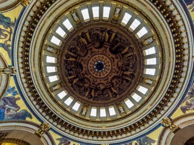 Londra Birleşik Krallık kentsel manzaraları ve kısmen güneşli bir günde sahneler