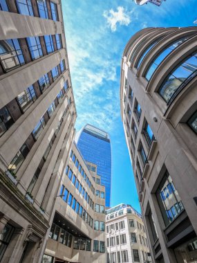 Güneşli bir günde Londra 'nın yeni modern bölgesi