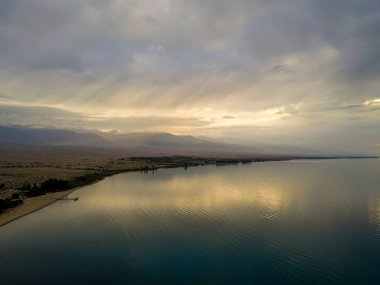 Kırgızistan 'daki issyk kul gölü çevresindeki güzel doğa