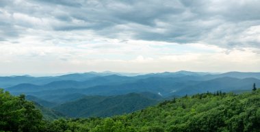 Kuzey Carolina 'daki Blue Ridge Otoyolu' ndan Asheville 'e doğru sabah sürüşü.