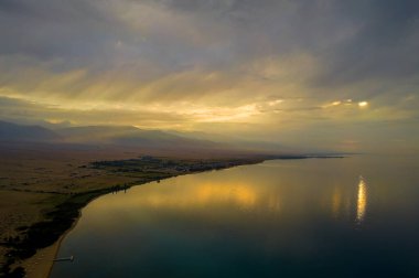 Kırgızistan 'daki issyk kul gölü çevresindeki güzel doğa