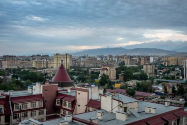 Kırgızistan 'da bishkek şehrinin manzarası ufuk çizgisi ve dağlar