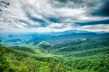 Kuzey Carolina 'daki Blue Ridge Otoyolu' ndan Asheville 'e doğru sabah sürüşü.