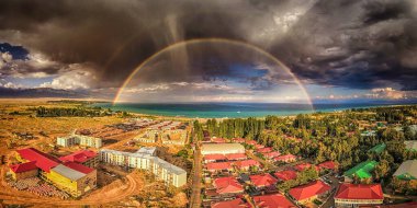 Kırgızistan 'daki issyk kul gölü çevresindeki güzel doğa