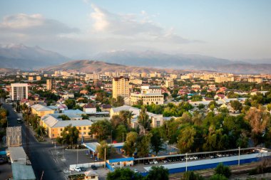 Kırgızistan 'da bishkek şehrinin manzarası ufuk çizgisi ve dağlar