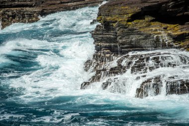 Hawaii Oahu sahil dalgaları kayalıklara çarpıyor.
