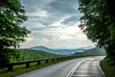 Kuzey Carolina 'daki Blue Ridge Otoyolu' ndan Asheville 'e doğru sabah sürüşü.