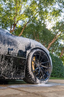 Dışarıdaki oto yıkamada temizleme köpüğüyle kaplanmış. 