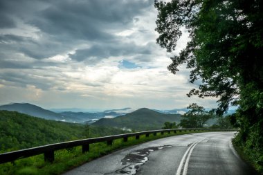 Kuzey Carolina 'daki Blue Ridge Otoyolu' ndan Asheville 'e doğru sabah sürüşü.