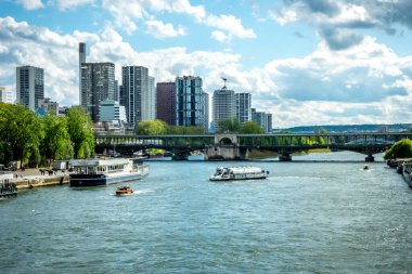 Paris Fransa sokak sahneleri gün ışığında