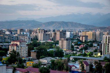 Kırgızistan 'da bishkek şehrinin manzarası ufuk çizgisi ve dağlar
