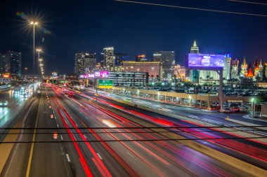 trafik yol ve Las Vegas'ın modern binalar