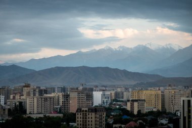 Kırgızistan 'da bishkek şehrinin manzarası ufuk çizgisi ve dağlar