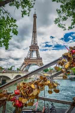 Eyfel Kulesi, Paris sembolü 