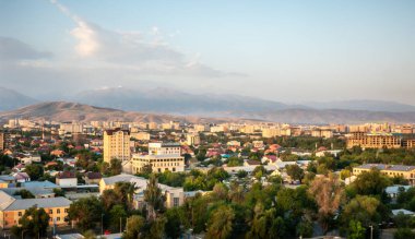 Kırgızistan 'da bishkek şehrinin manzarası ufuk çizgisi ve dağlar
