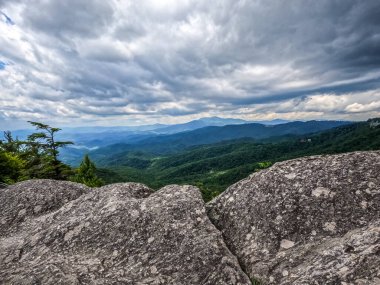 Blue Ridge Parkı manzarası dışında kaya manzaralı bir yer. 