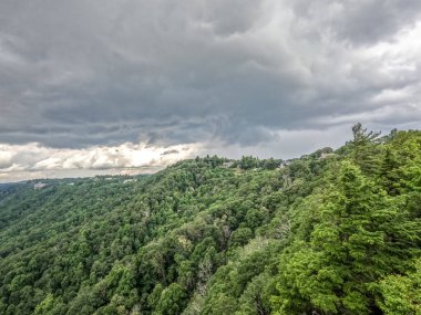 Blue Ridge Parkı manzarası dışında kaya manzaralı bir yer. 