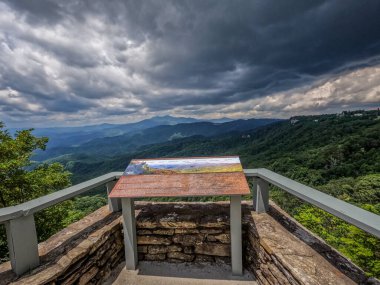 Blue Ridge Parkı manzarası dışında kaya manzaralı bir yer. 