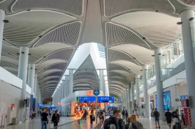 : İstanbul Havaalanı kalkış salonu mimarisi. İstanbul Havalimanı, İstanbul 'a hizmet veren ana uluslararası havaalanı 