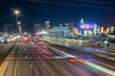 trafik yol ve Las Vegas'ın modern binalar