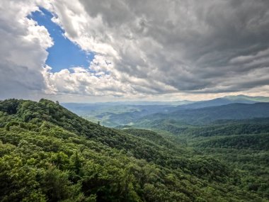 Blue Ridge Parkı manzarası dışında kaya manzaralı bir yer. 