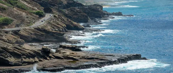 Güneşli bir günde Oahu Hawai sahilindeki sahneler.