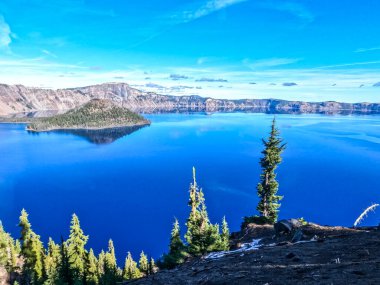 Oregon 'daki Krater Gölü Ulusal Parkı' nda güneşli güzel bir gün.