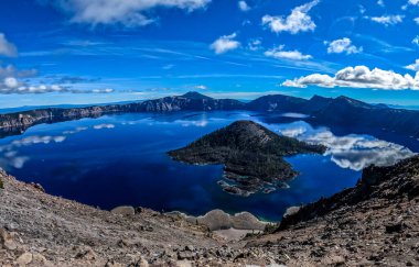 Oregon 'daki Krater Gölü Ulusal Parkı' nda güneşli güzel bir gün.