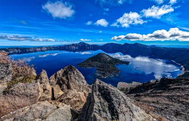 Oregon 'daki Krater Gölü Ulusal Parkı' nda güneşli güzel bir gün.