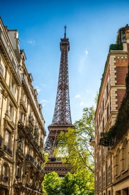 Paris 'teki Eyfel Kulesi' nin etrafında güzel manzaralar