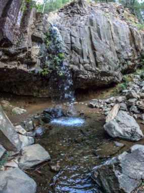 Sonbaharda Shasta California yakınlarında Hedge Creek Şelalesi
