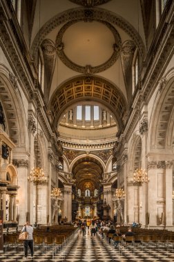 Londra 'daki St. Paul Katedrali' nin içinde, iç bina detayları. Bir Anglikan katedrali, Londra Piskoposluğu 'nun ve Londra Piskoposluğu' nun ana kilisesidir.