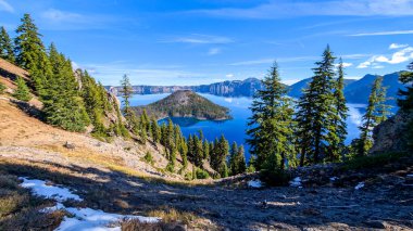Koyu mavi krater gölü sahneleri güneşli bir günde ekim ayında