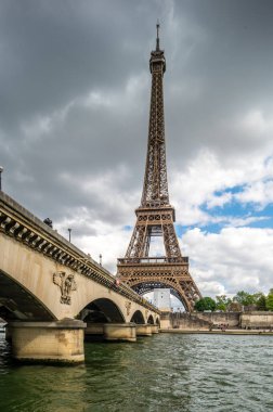 Paris 'teki Eyfel Kulesi' nin etrafında güzel manzaralar