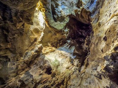 Kuzey Kaliforniya 'daki Shasta Gölü mağaralarındaki mağara sahneleri