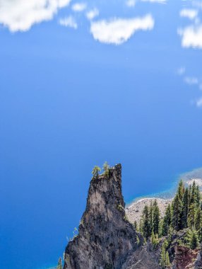 Koyu mavi krater gölü sahneleri güneşli bir günde ekim ayında