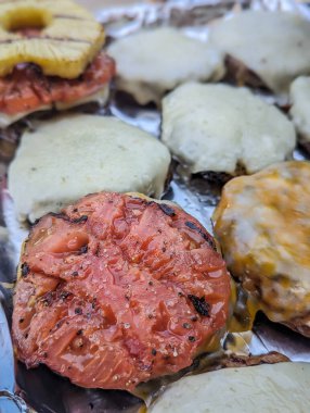 Kızarmış premium burger ve sebzeler yemeye hazır.