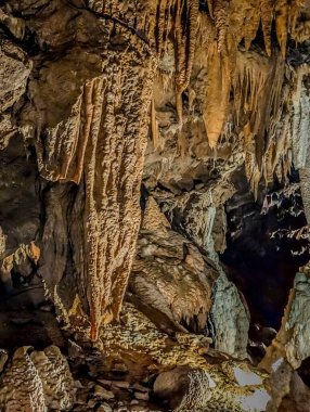 Kuzey Kaliforniya 'daki Shasta Gölü mağaralarındaki mağara sahneleri