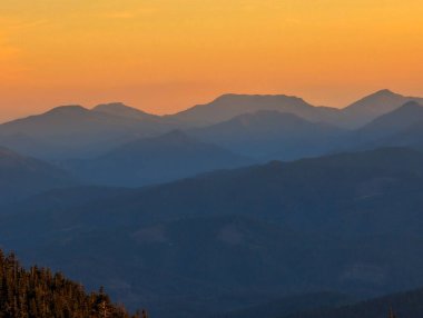 Kuzey Kaliforniya 'daki Shasta Dağı' nda gün batımı