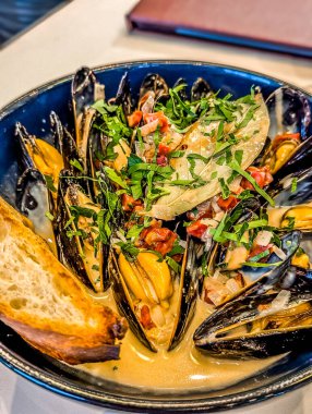 Moules Marinieres - Beyaz şarap sosuyla pişirilmiş midyeler.