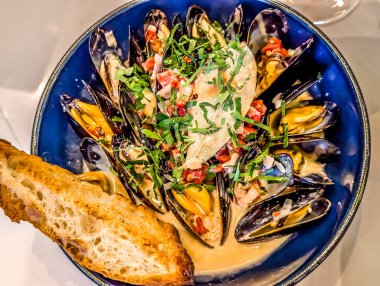Moules Marinieres - Beyaz şarap sosuyla pişirilmiş midyeler.