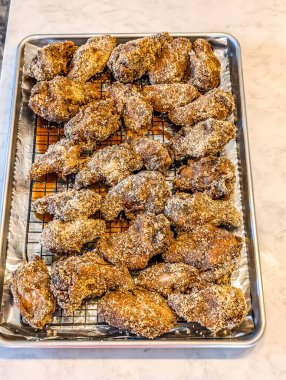 Tavuk kanadı aperatifleri yemek tepsisinde.