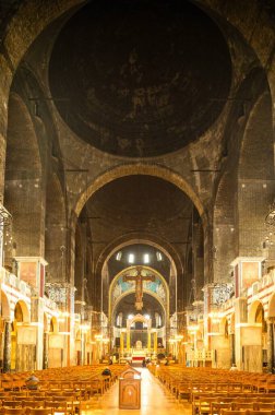Westminster Katedrali 'nin iç manzarası. Akşamları aydınlık kolonları ve kemerli tavanı var..