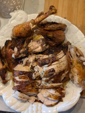 Şükran Günü 'nde ya da Noel yemeğinde tabakta pişmiş hindi.