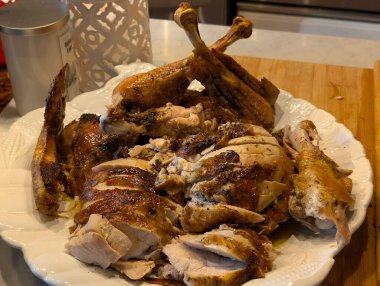 Şükran Günü 'nde ya da Noel yemeğinde tabakta pişmiş hindi.