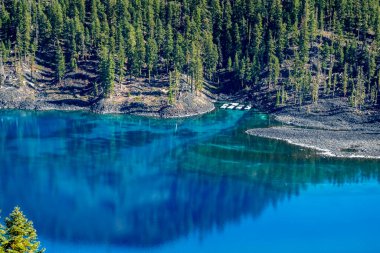 Dağlardaki göl manzarası 
