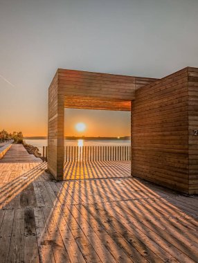 Quebec yakınlarındaki St. Lawrence nehri boyunca gün doğumu manzarası
